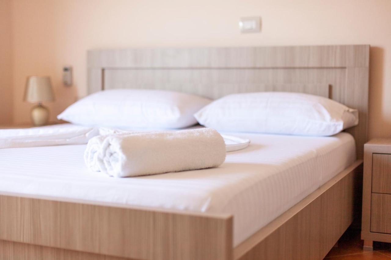 Toni Retzo Rooms Himare Esterno foto